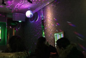 杭州哪有夜总会ktv招聘酒水促销员,安排住宿吗