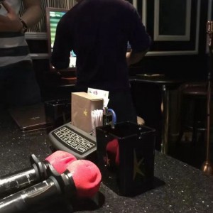 杭州生意火爆的ktv招聘酒水销售员,上班工作轻松吗_