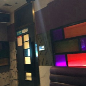 杭州中低档夜总会招聘商务迎宾,需要统一穿工装吗_