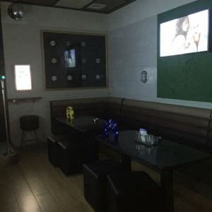 杭州西湖区北山街道附近酒吧招聘包厢气氛租,交五险一金吗？